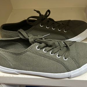 Old Navy army green canvas lace-up sneakers
